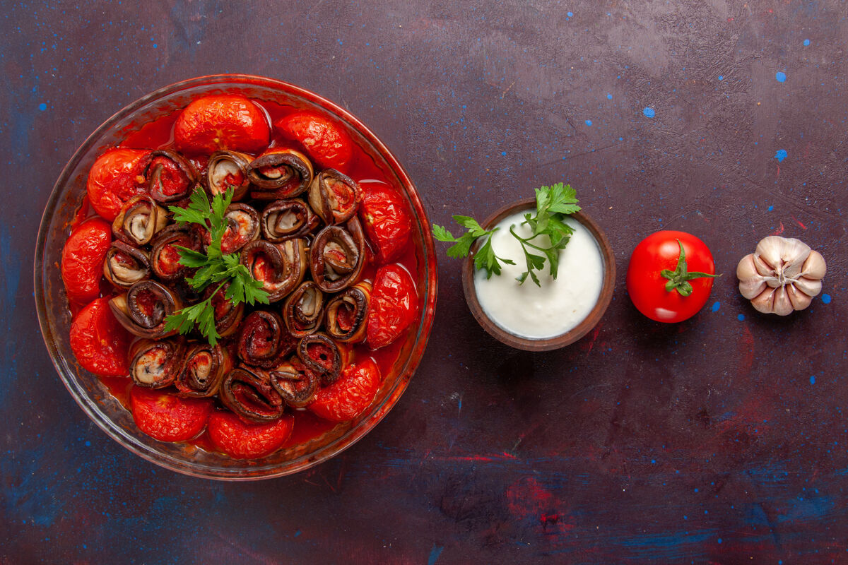 晚餐顶视图煮熟的蔬菜餐西红柿和茄子在黑暗的桌子上的锅里菜桌子西红柿