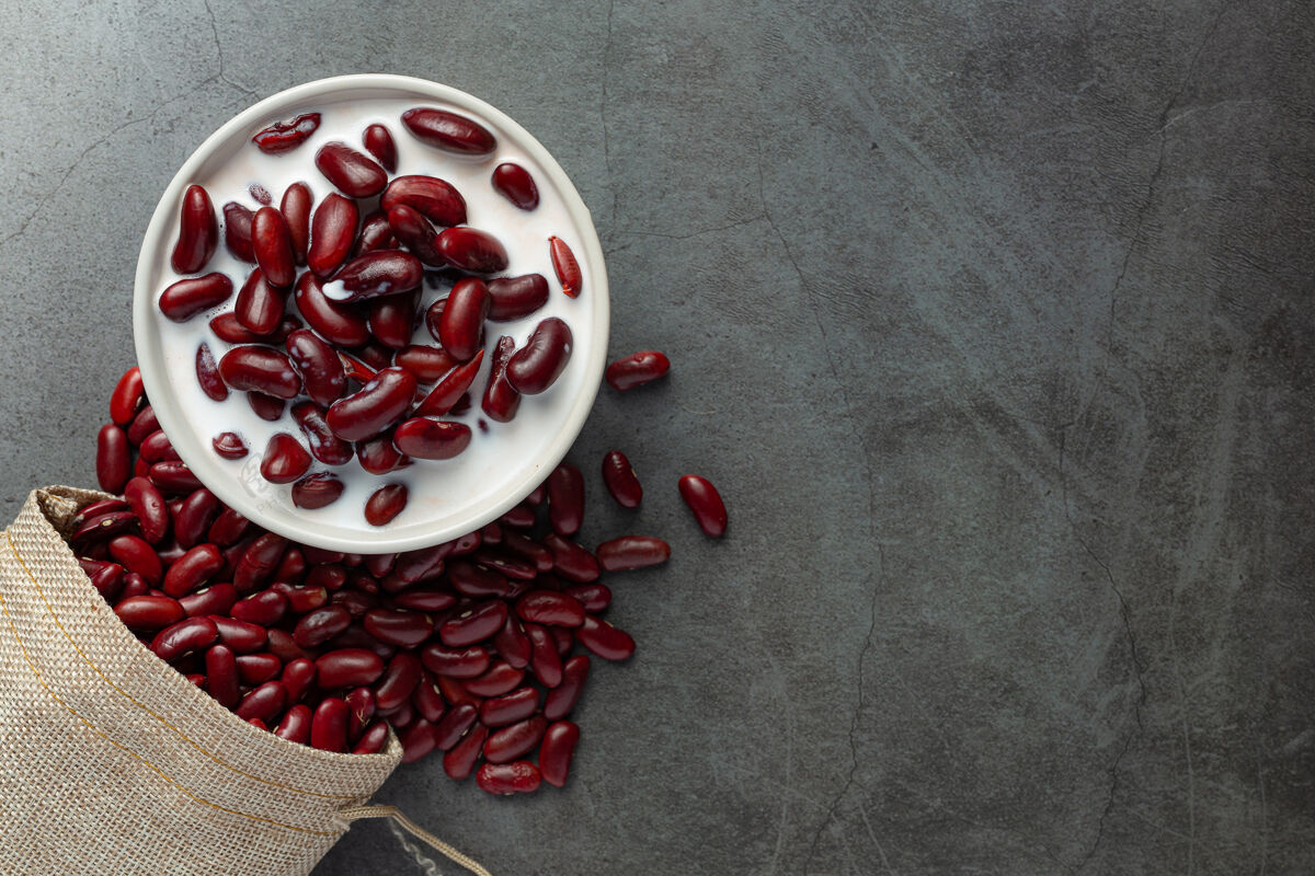 食物红豆椰奶甜点在白碗旁边放一袋红豆健康美味食物