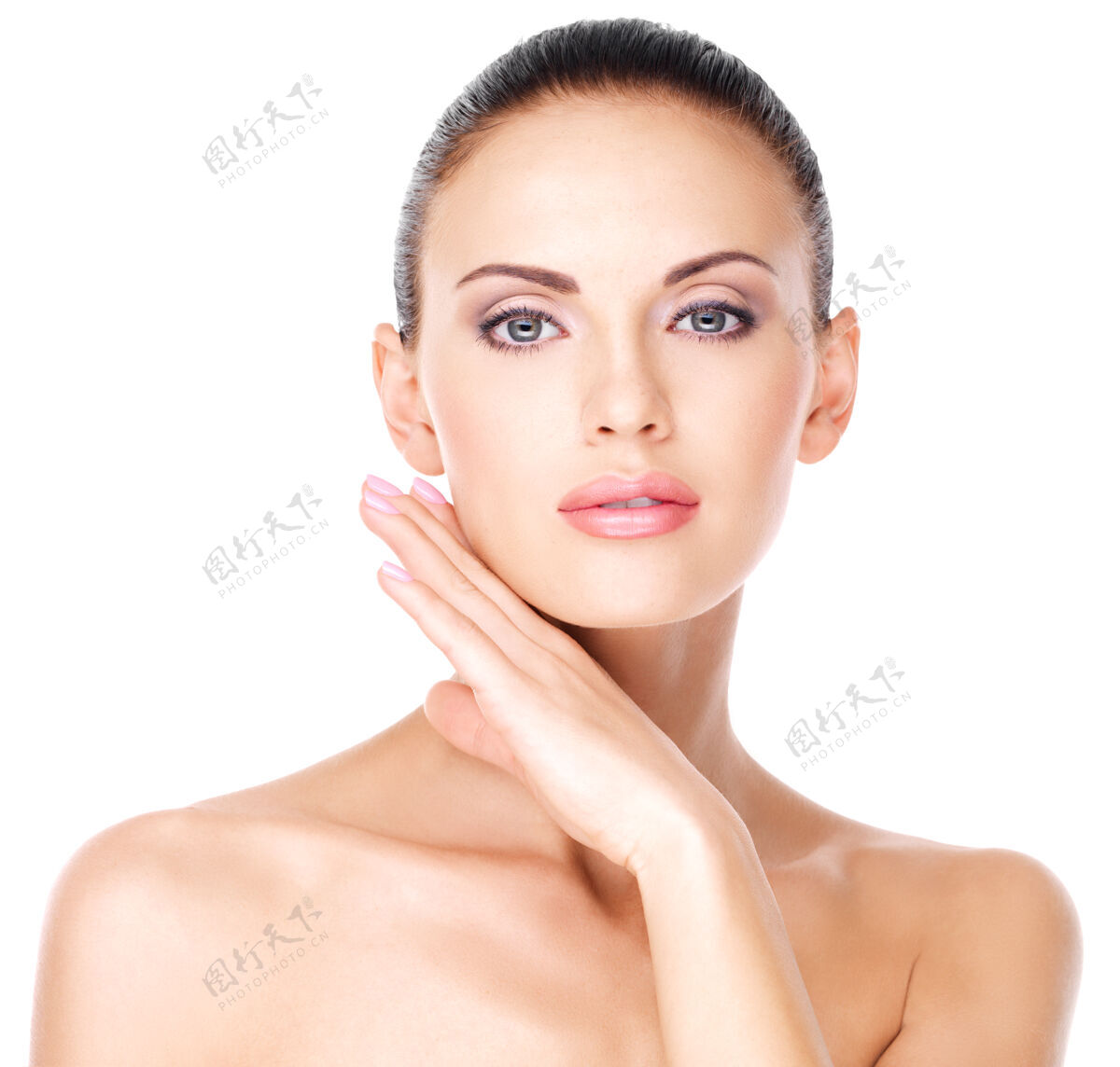 白色背景美丽健康的年轻白皙女人的脸 皮肤清新-隔离在白色姿势皮肤护理白种人