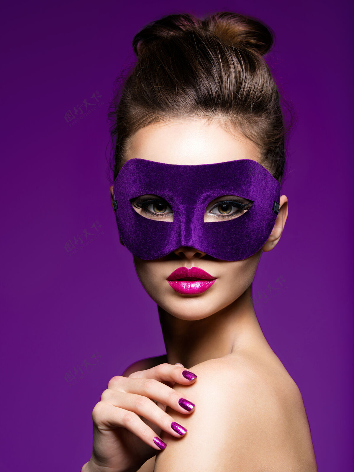 化妆一个戴着紫罗兰色指甲和戏院面具的美丽女人的肖像年轻紫色背景紫色嘴唇