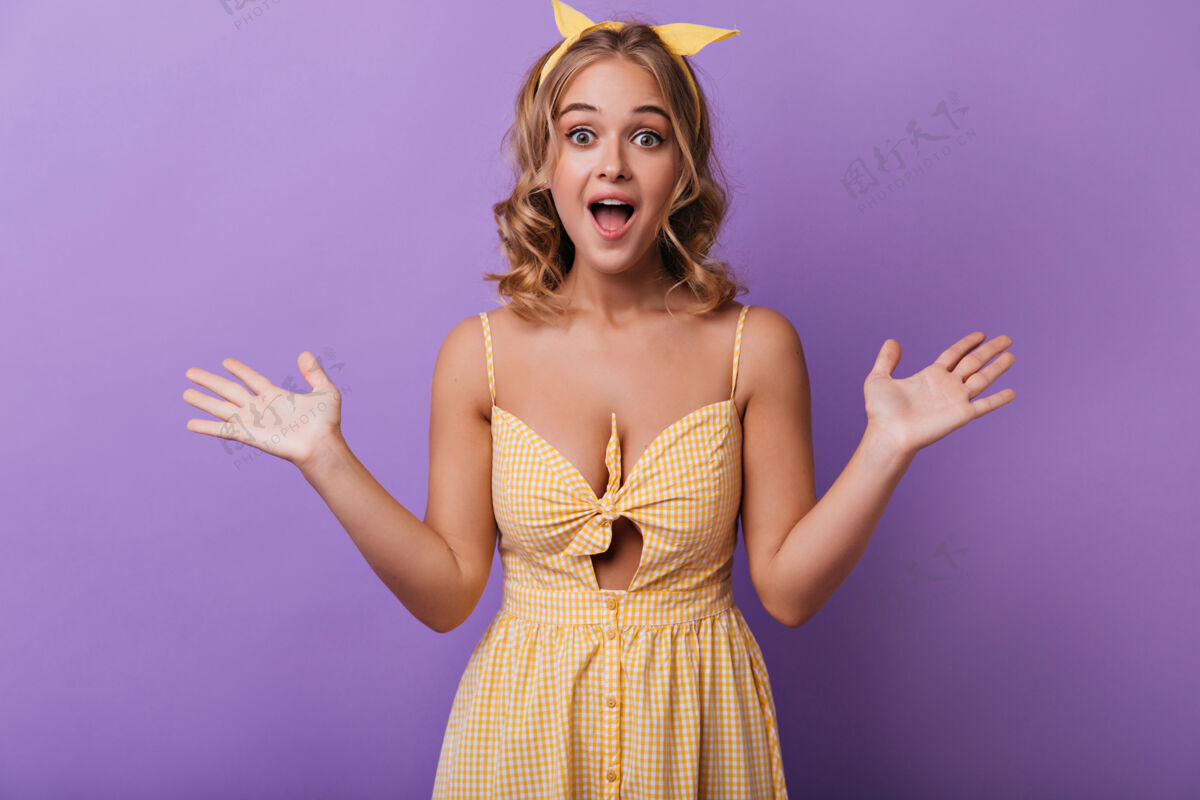 室内时尚惊艳的紫罗兰女人可爱的卷发女孩穿着黄色连衣裙的室内肖像卷发舞蹈时尚