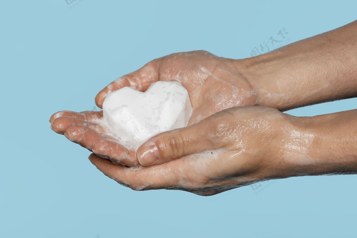 卫生用白肥皂洗手的人清洁清洗健康