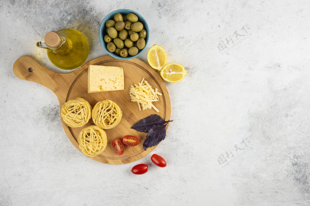 油意大利面 蔬菜和奶酪放在木板上 配橄榄奶酪视图罗勒