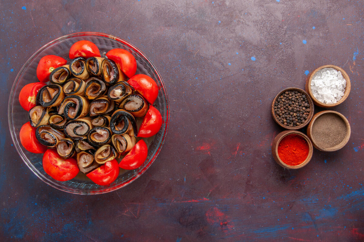 豆子在深紫色的桌子上 可以俯瞰蔬菜餐 西红柿切片和卷 茄子和调味品菜咖啡香料