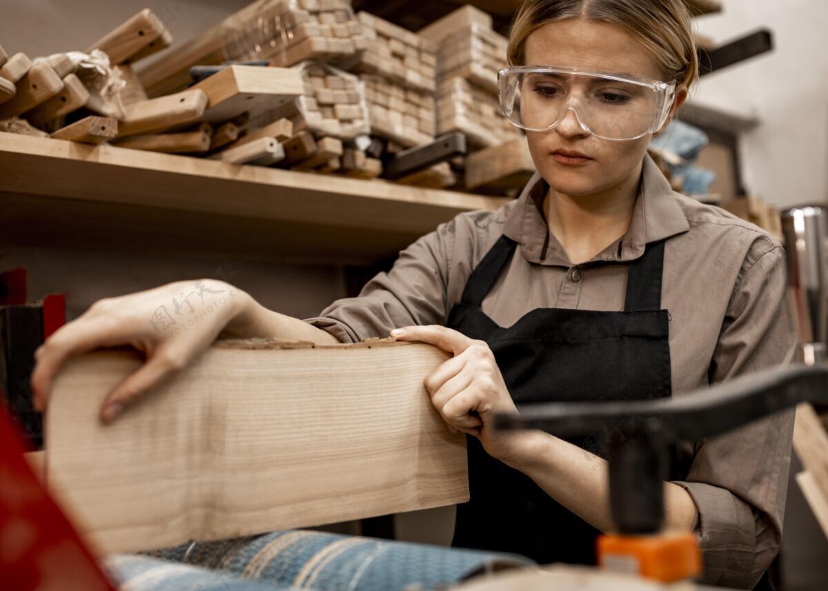 职业女木匠拿着一块木头在干活职业就业女性