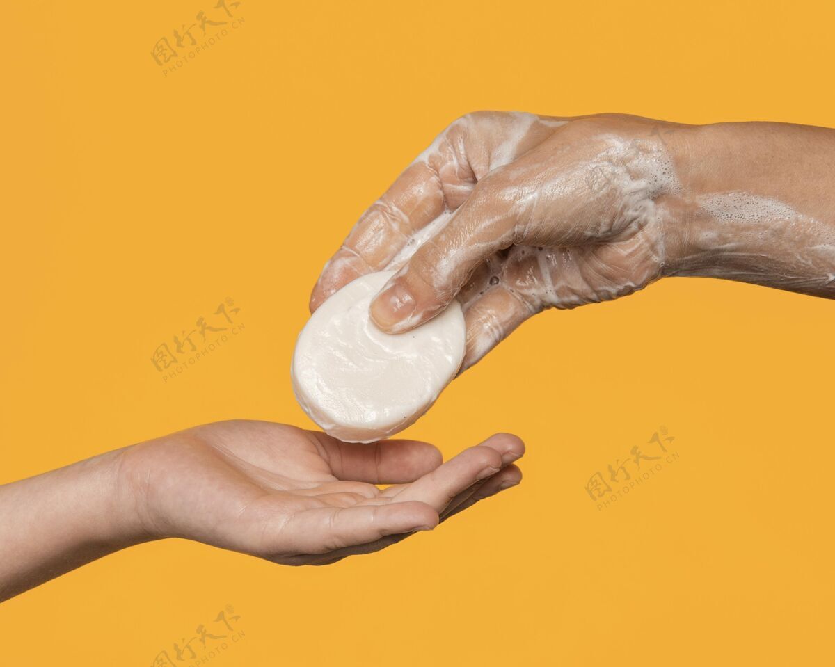 护理把肥皂递给别人的人手预防人