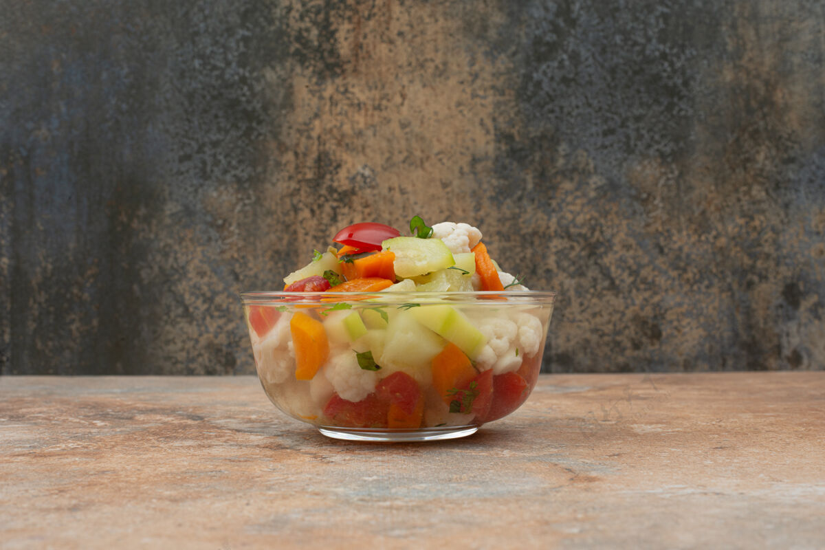 好吃美味的蔬菜放在大理石的玻璃板上西红柿蔬菜胡萝卜