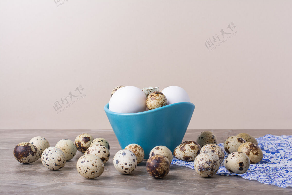美味各种各样的鸡蛋放在蓝色的杯子里和地上菜配料传统