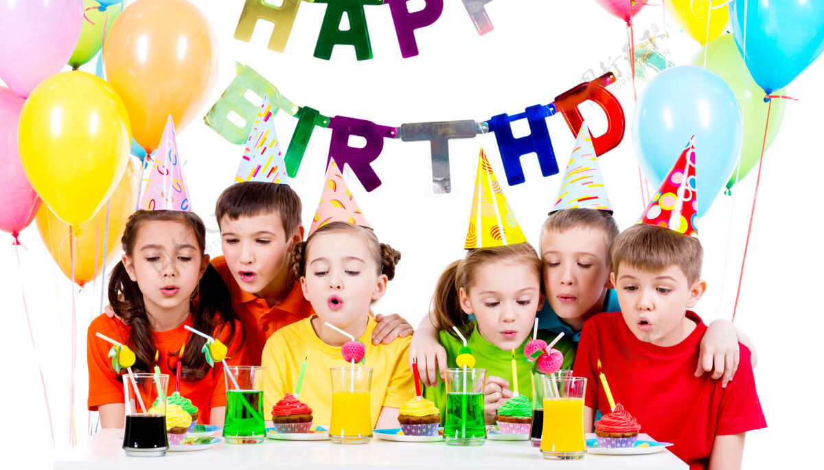 庆祝一群穿着五颜六色衬衫的孩子在生日聚会上吹蜡烛——被隔离在一个白色的房间里轮毂盖庆祝同学