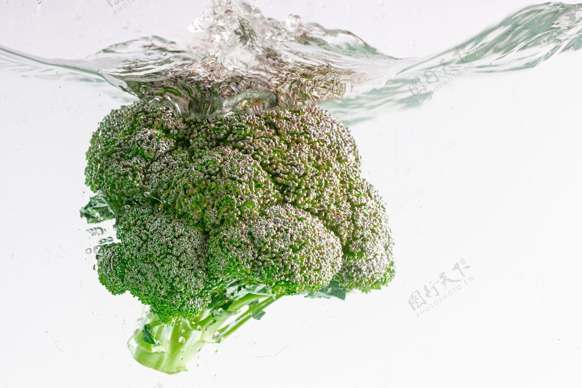 生的水中新鲜花椰菜的特写镜头烹饪水蔬菜