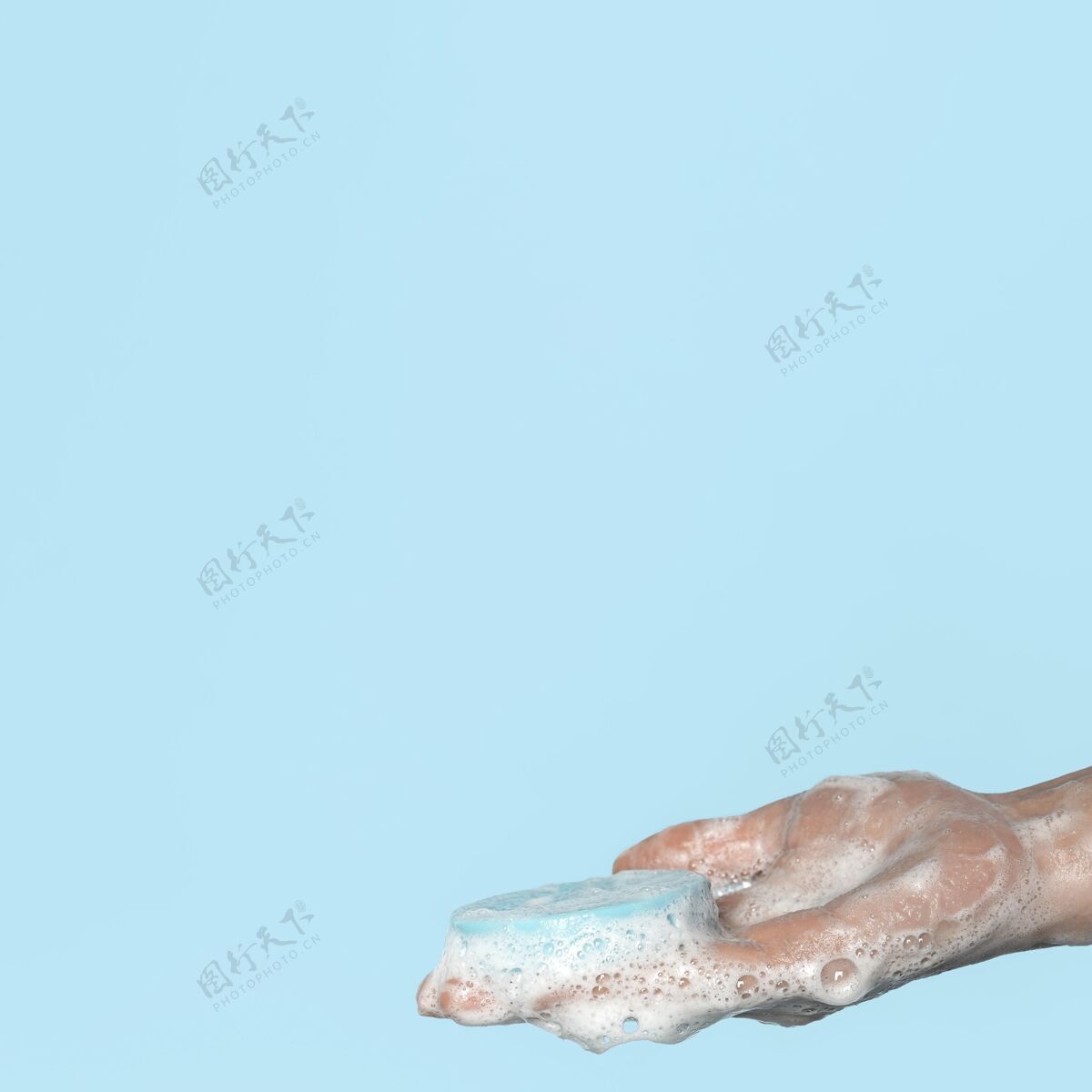 手侧着身子拿着蓝色肥皂的人有复印空间大流行健康防护