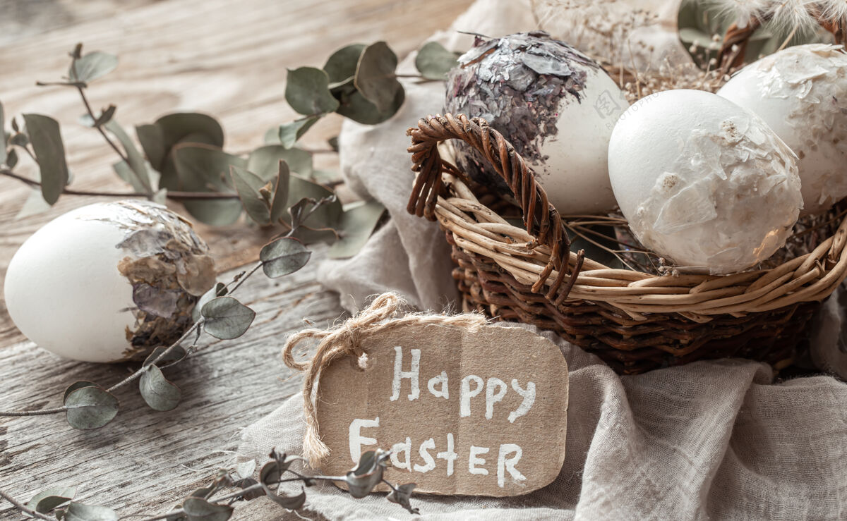 彩蛋漂亮的复活节彩蛋放在一个用干花装饰的篮子里复活节快乐装饰作文复活节彩蛋