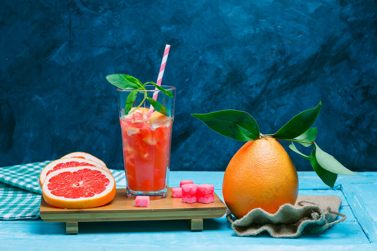 玻璃柚子和饮料用野餐布冷酒精饮料