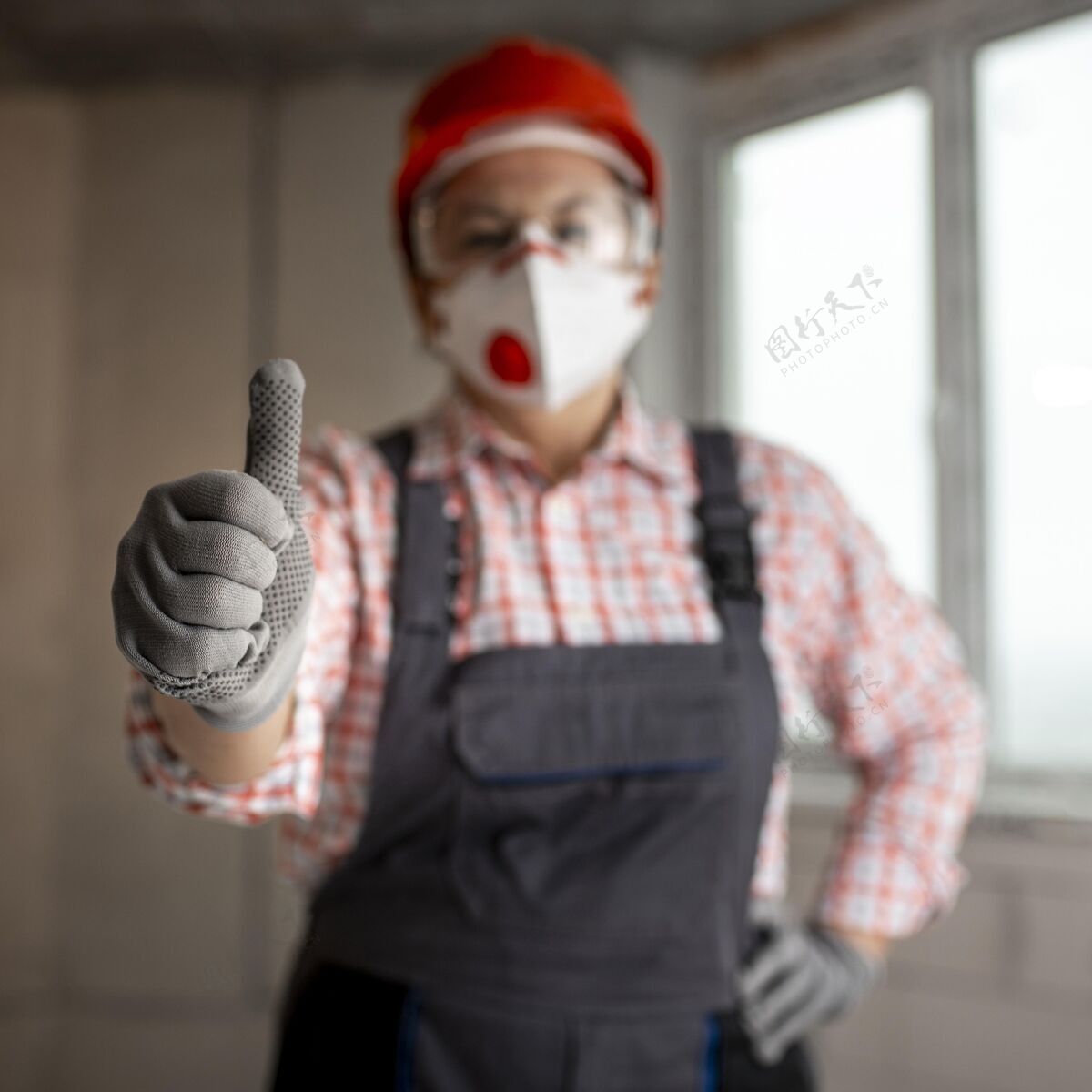 竖起大拇指戴着头盔和面罩竖起大拇指的女建筑工人劳动者专业知识职业