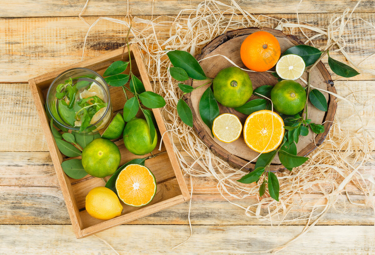 橘子把克莱门提斯放在木箱里 木板上放着橘子单一果汁叶子