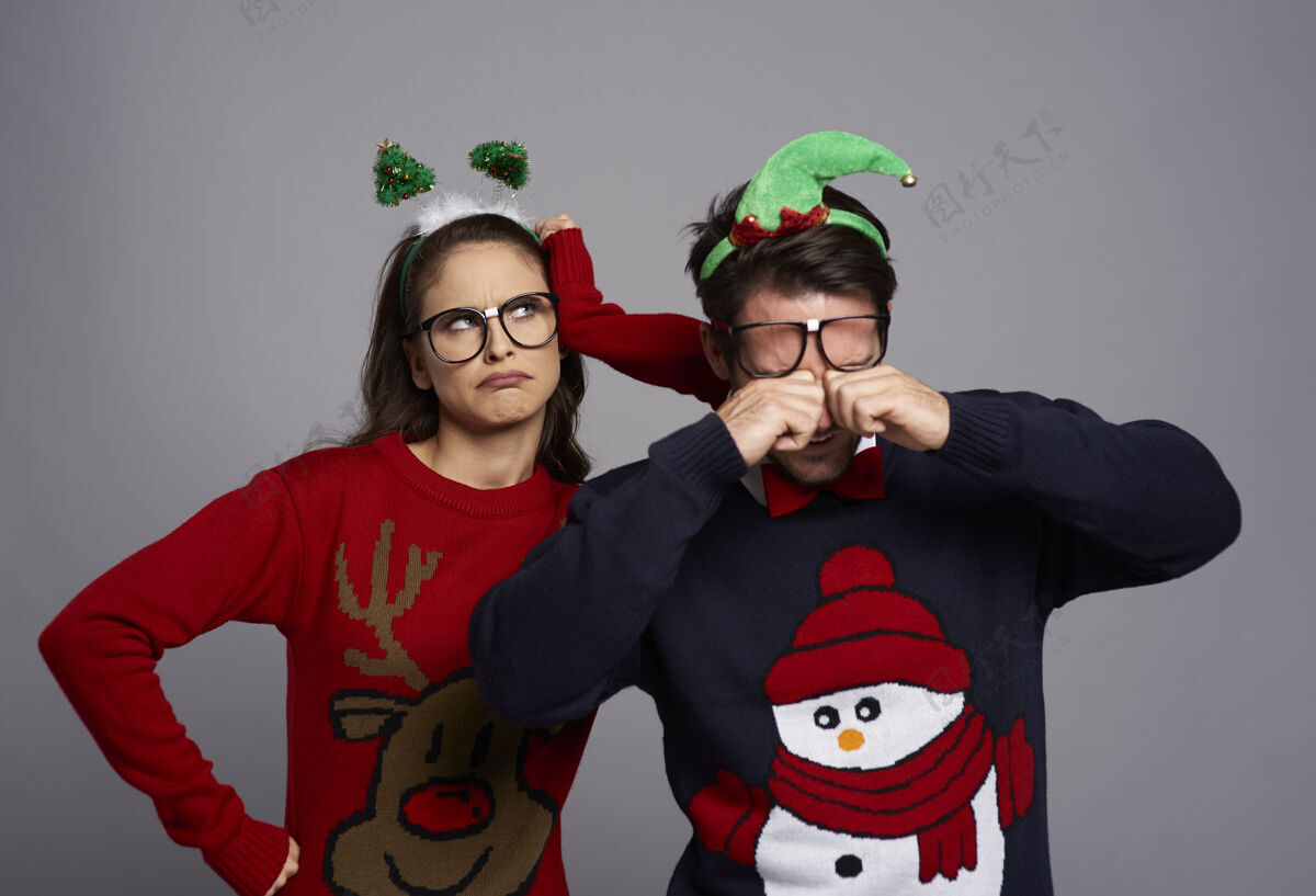 老式不高兴的夫妇在圣诞节顽皮鬼脸幽默