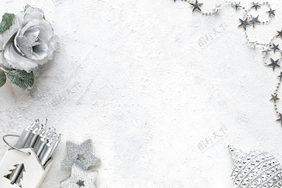 花新年作文圣诞白色和银色装饰白色背景平放 顶视图 复制空间五彩纸屑造型蜡烛