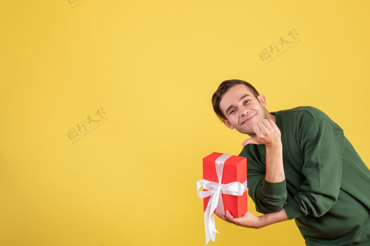 成人正面图帅哥拿着黄色的礼物女人微笑礼物