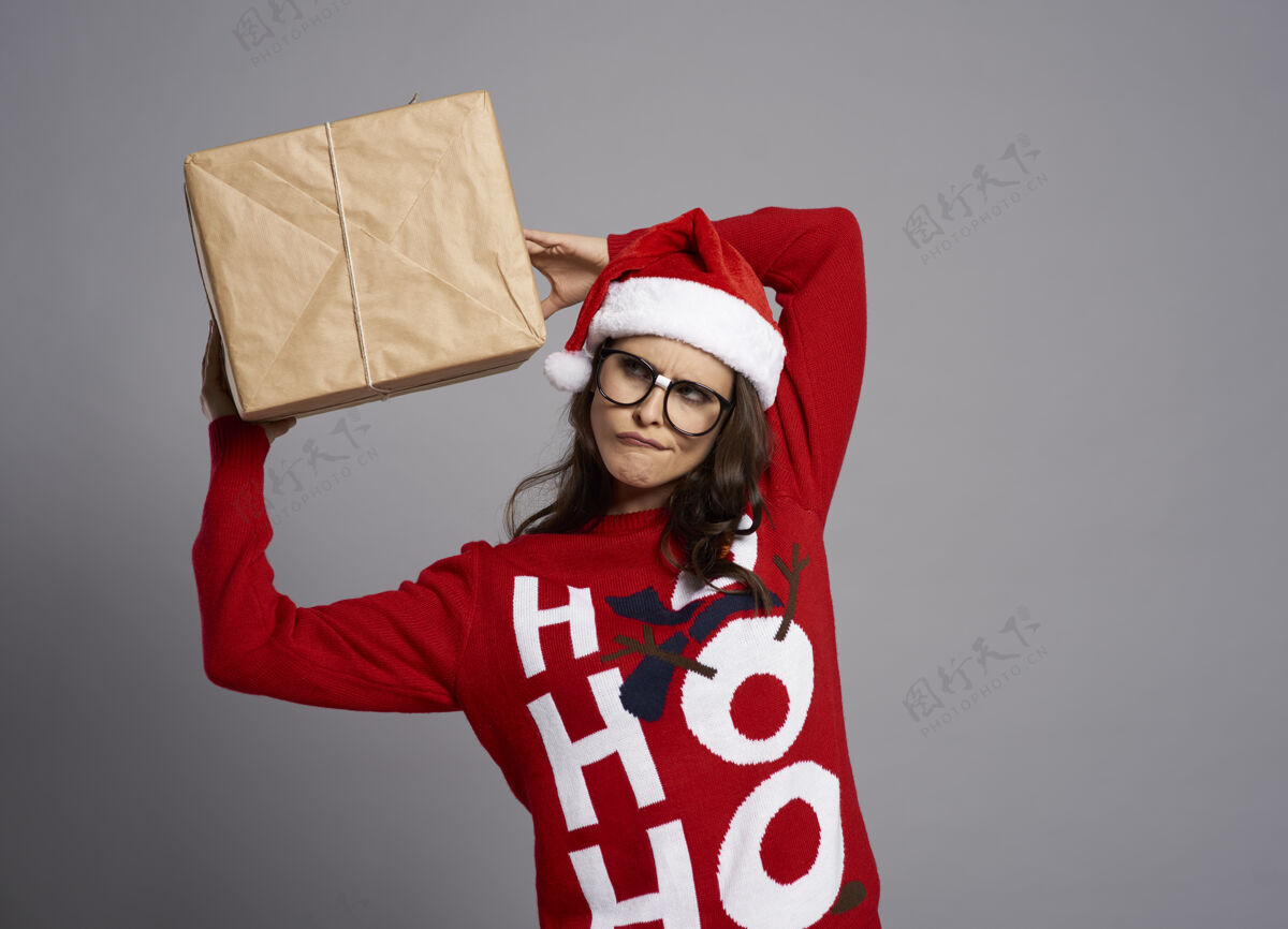 乐趣拿着大圣诞礼物的疯女人老式圣诞老人圣诞毛衣