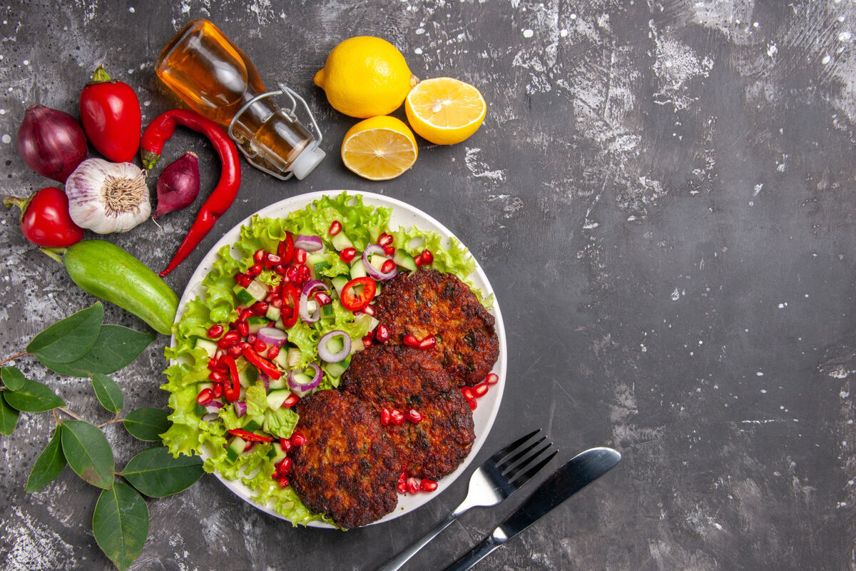 盘子顶视图美味肉排配新鲜沙拉蔬菜美味胡椒