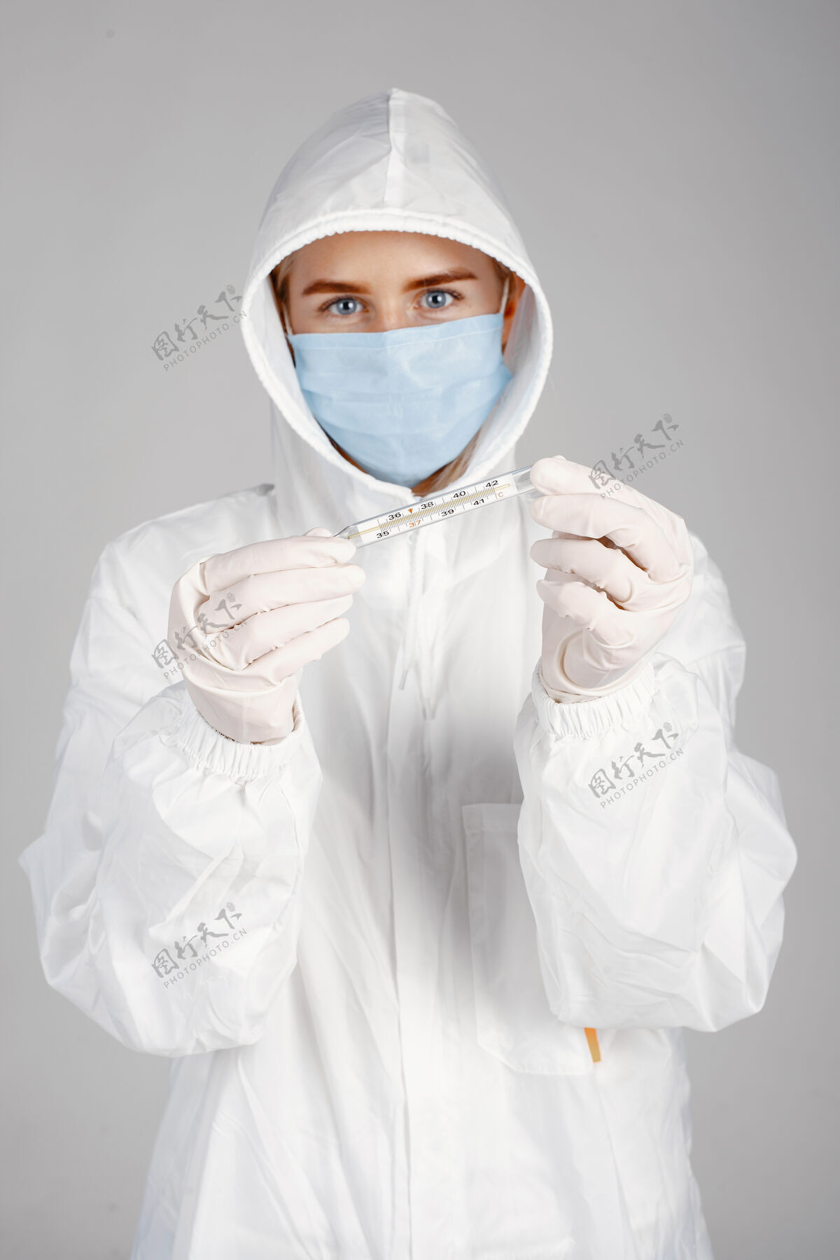 西装戴着医用面罩的医生冠状病毒主题白色背景下隔离穿防护服的女人外科职业实验室