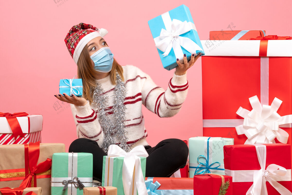 粉色正面图年轻女性围坐在礼物旁边礼物色彩购物