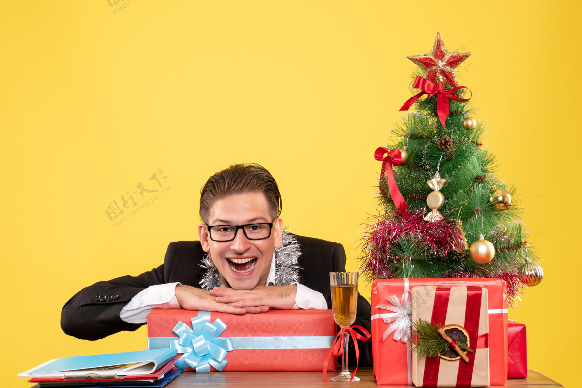 人正面图：男工人拿着圣诞礼物坐着工人情感礼物
