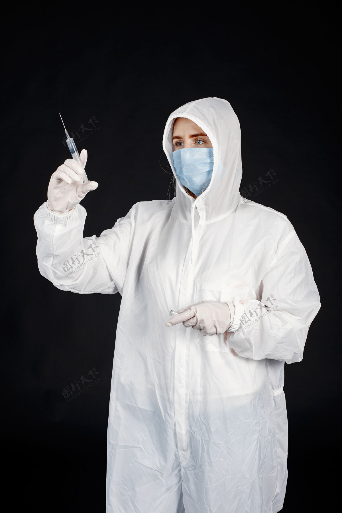 护士戴着医用面罩的医生冠状病毒主题白色背景下隔离穿防护服的女人人临床药剂师