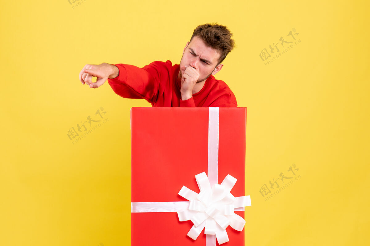 礼物正面图年轻男性站在礼品盒内节日微笑笔记本电脑