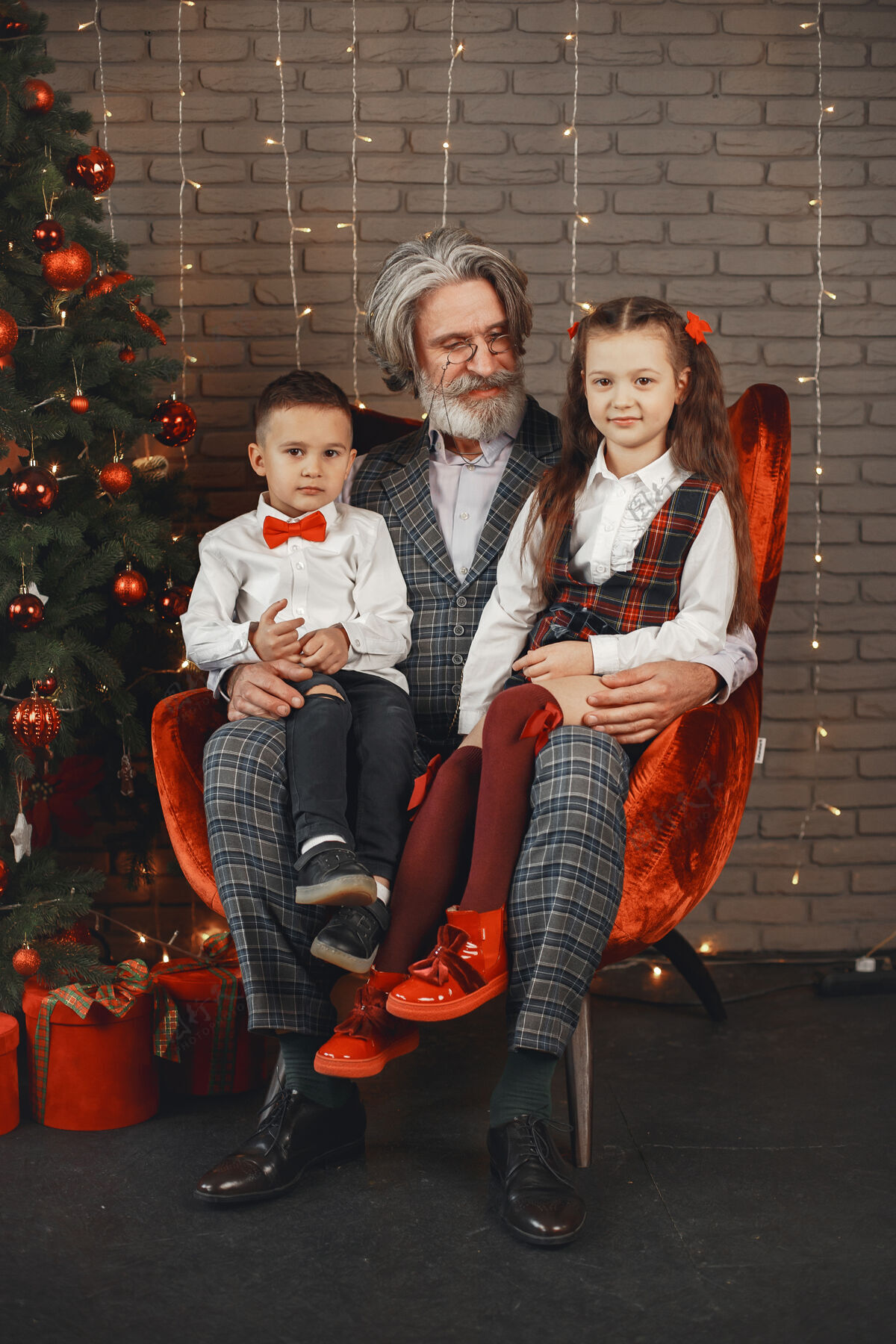 家庭家庭 节日 世代 圣诞节和人的概念孩子们在一个房间里装饰圣诞童年孙子冬天