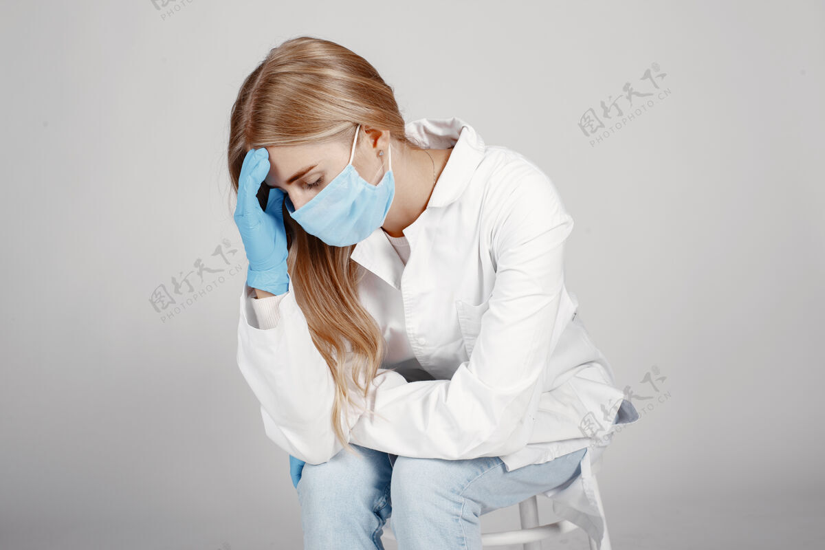 西装戴着医用面罩的医生冠状病毒主题隔离在白色背景上为医生祈祷工作药剂师年轻