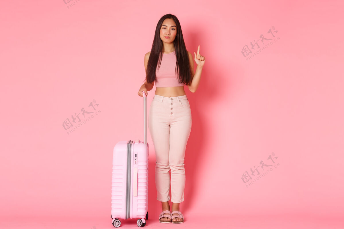 休闲带着手提箱的年轻女子旅行飞行度假
