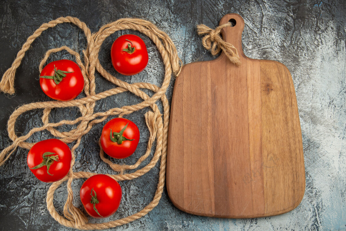 装饰顶视图新鲜的红色番茄与绳索樱桃绳子美味