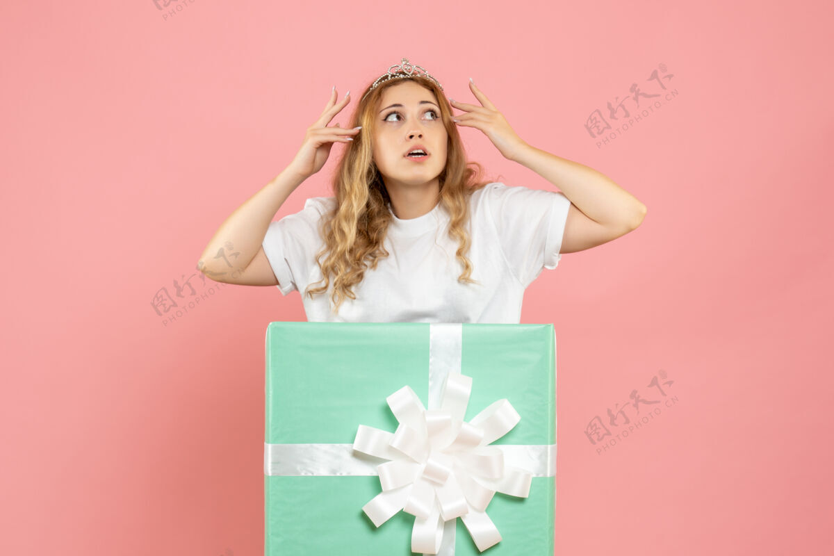 盒子蓝色礼品盒内的年轻女性正面图丝带微笑漂亮
