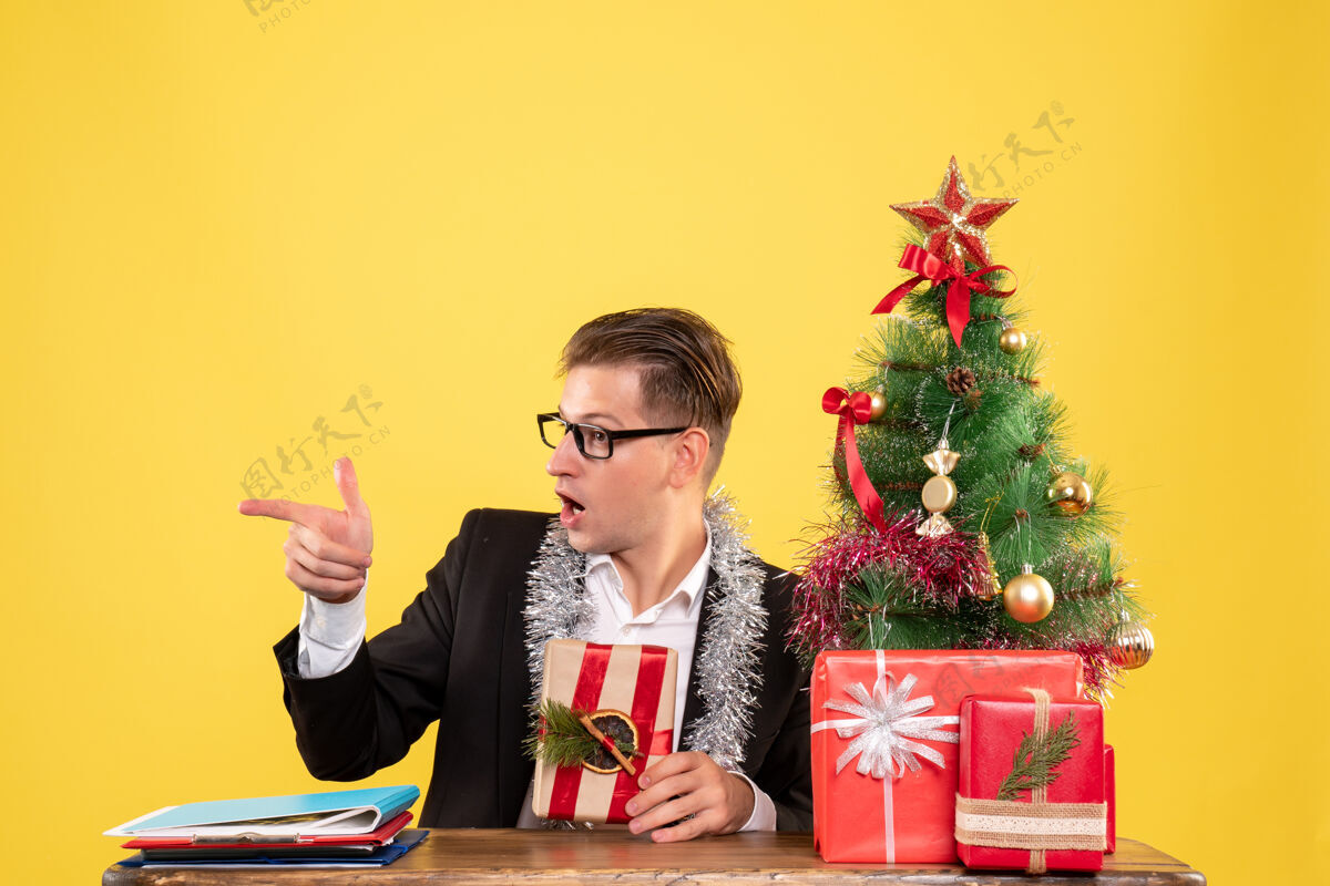 职业正面图：男工人拿着礼物坐着新郎圣诞节成人