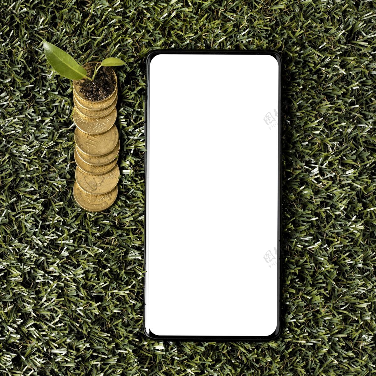 空间智能手机和植物在草地上的硬币俯视图复制储蓄手机