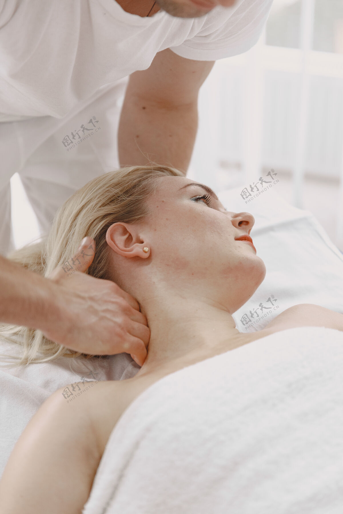 背部保健和女性美容的概念按摩师给一个女孩做按摩在一个水疗沙龙的女人女性皮肤水疗