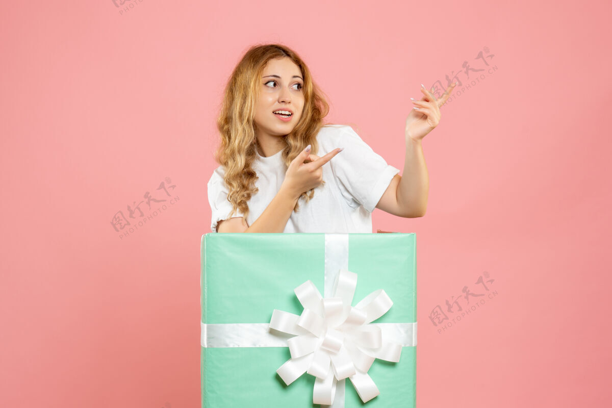 成人正面图：站在蓝色礼品盒内的年轻女性丝带蓝色年份