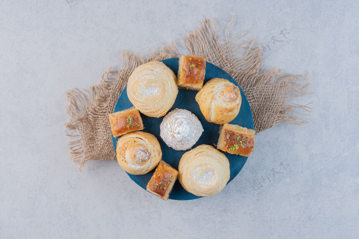 Baklava各种美味的甜点放在木板上食品点心喜悦