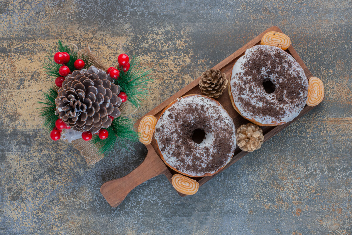 木头甜甜的圆饼干 果冻糖果和松果高品质的照片吃松果饼干