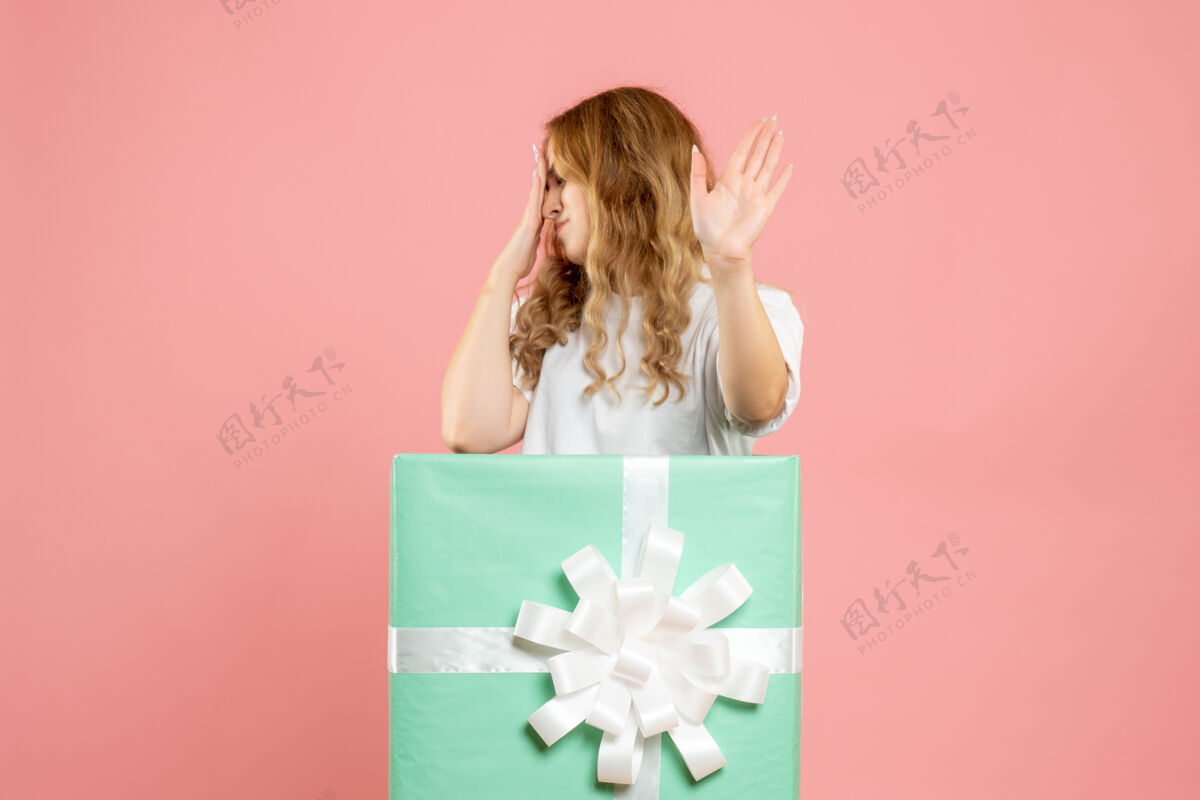 礼物正面图：站在蓝色礼品盒内的年轻女性成人里面可爱
