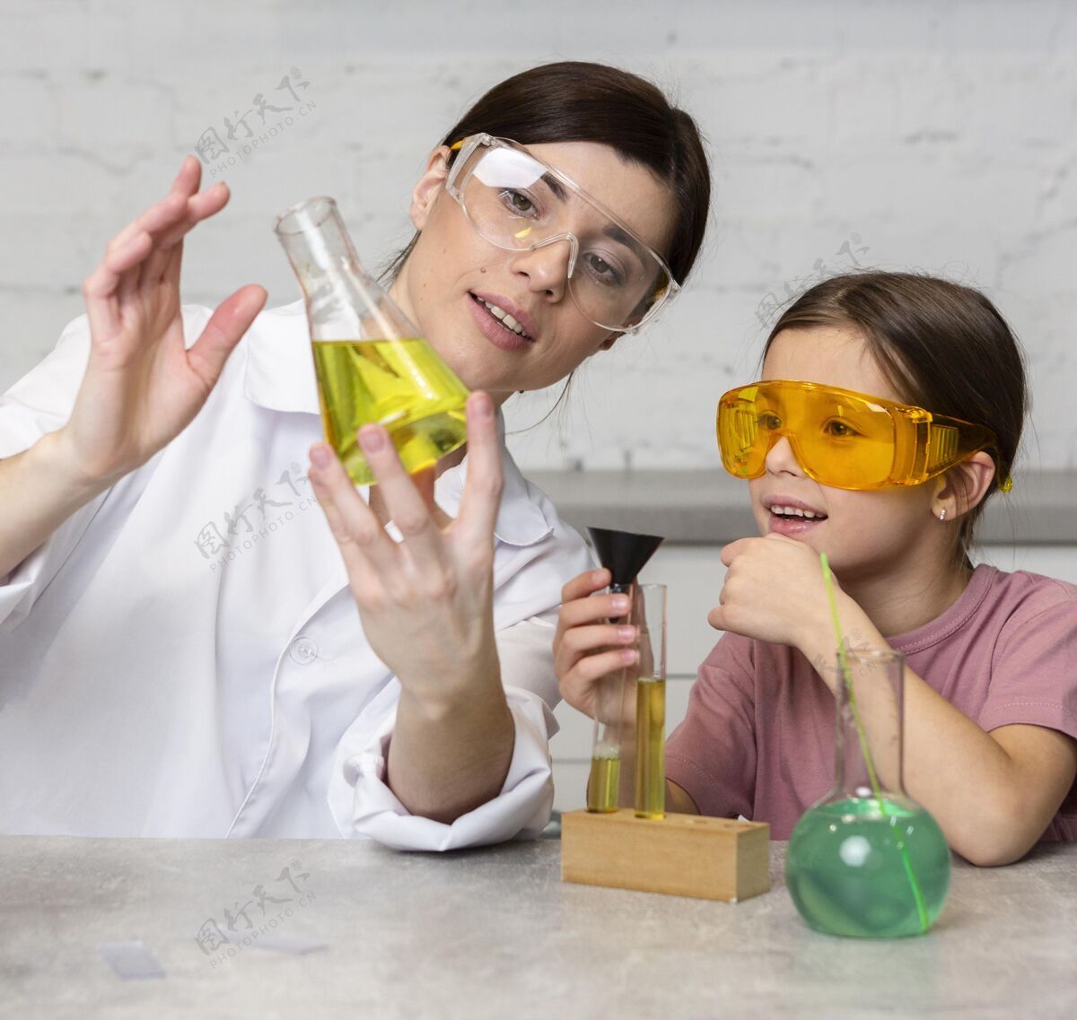 女性女老师和女孩用试管做科学实验研究化学家导师
