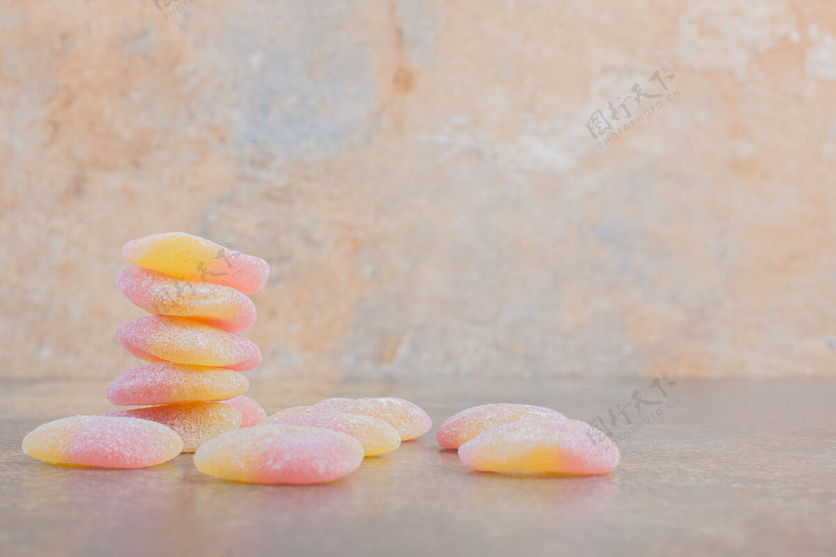 心果冻粉红色和黄色糖果心高品质的照片耐嚼美味形状