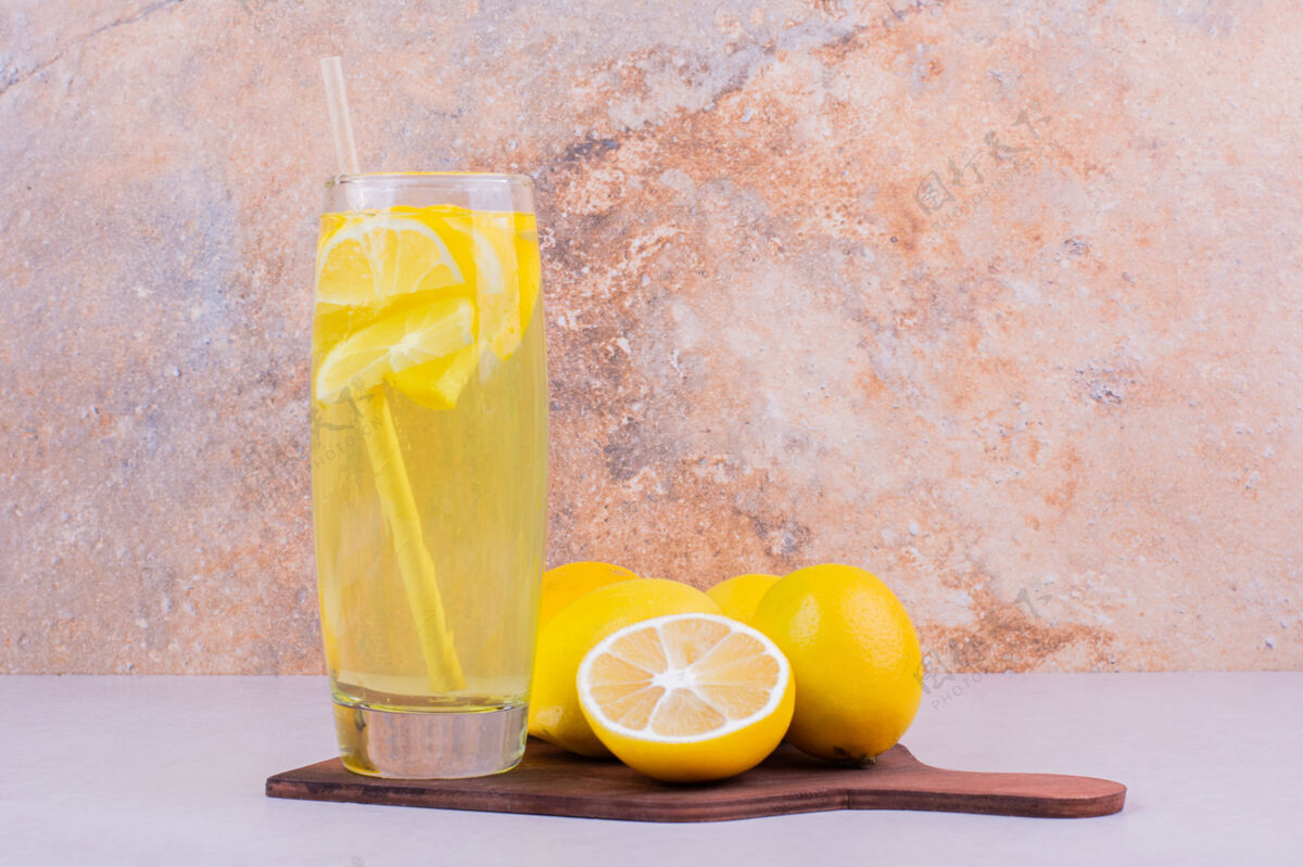 甜味黄色柠檬配一杯柠檬水拼盘美味果汁