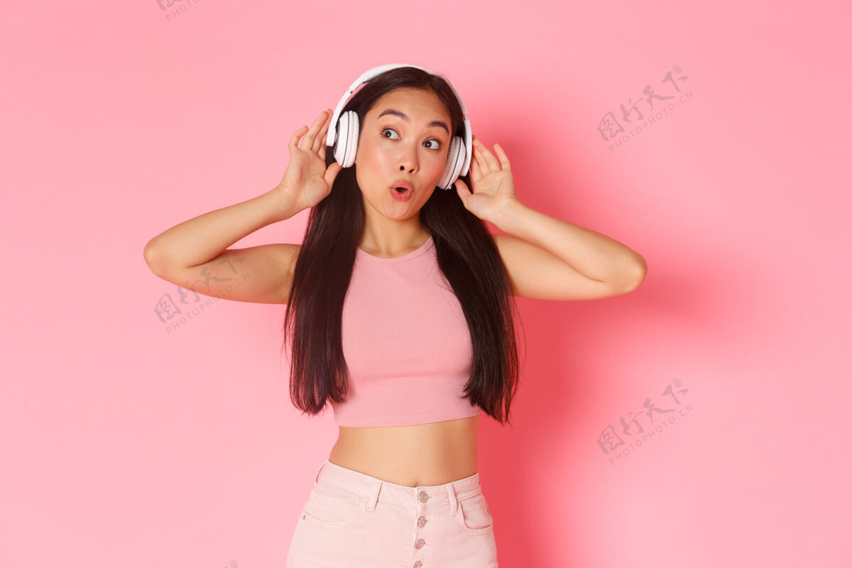 模特一个戴着耳机听音乐的富有表情的年轻女子科技中国人日语