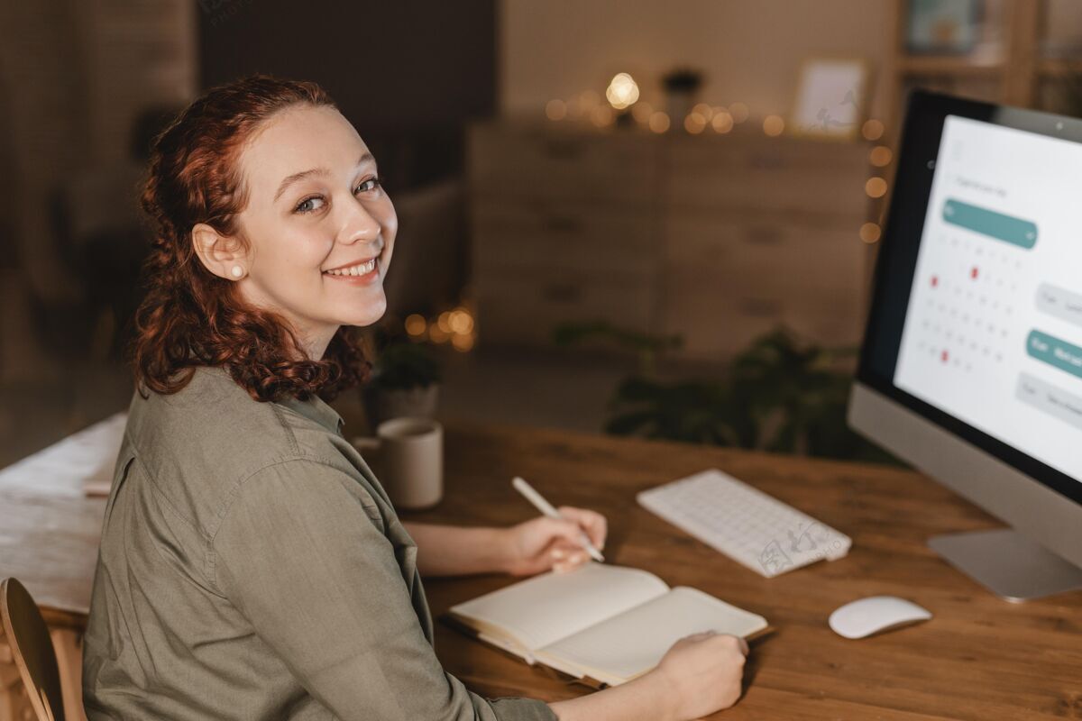 个人电脑笑脸女人在家用她的电脑设备年轻人当代
