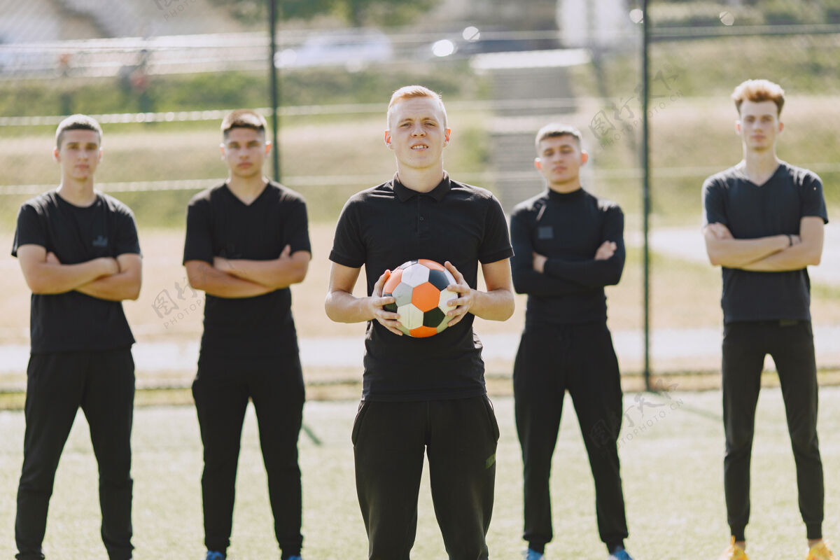 自由时间男子在公园玩足球迷你足球锦标赛穿黑色运动套装的家伙青少年青少年运动