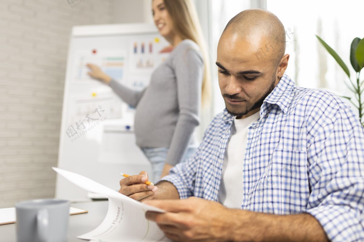 职业孕妇在办公室做报告 同事做笔记职业白板男性