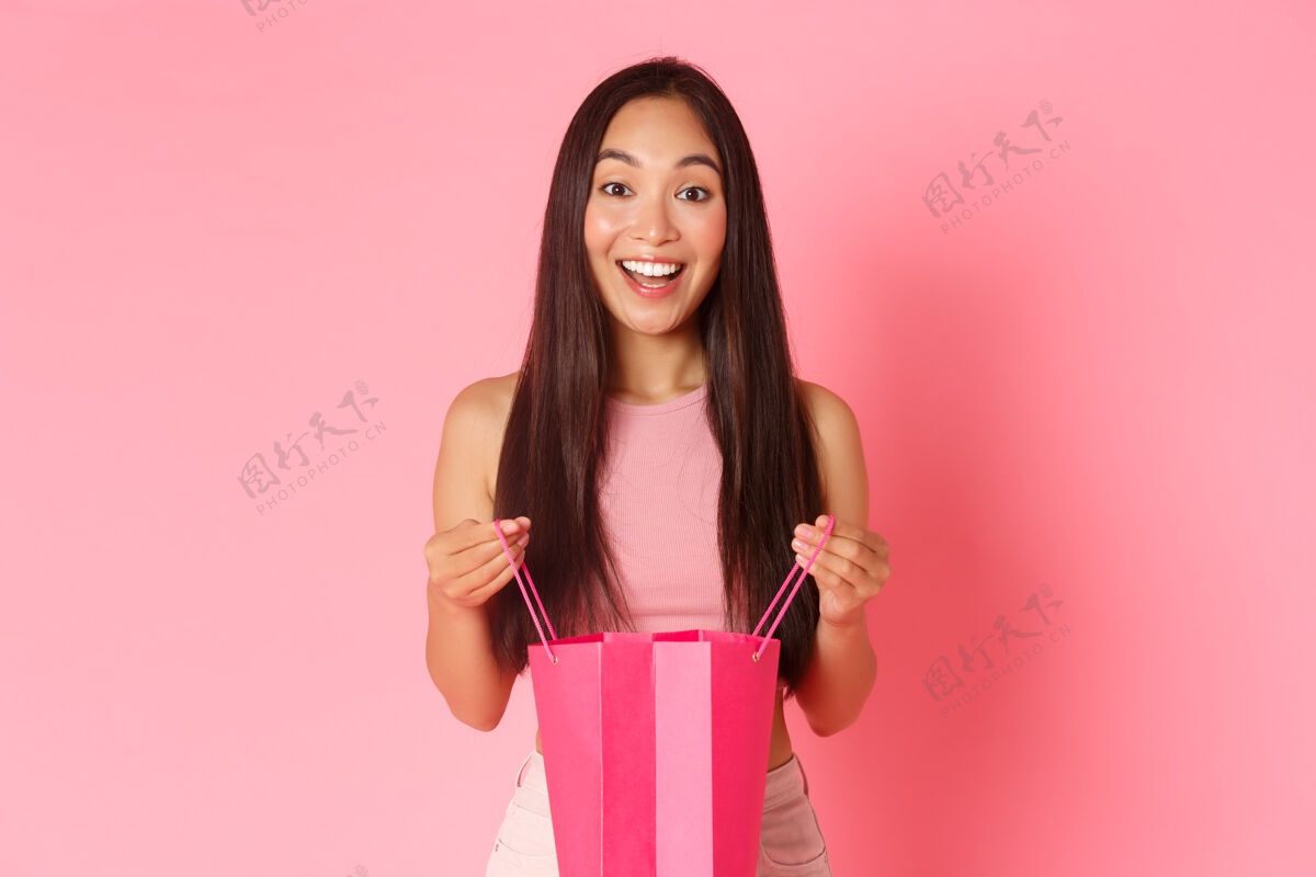 顾客带着购物袋的年轻女子情感时尚中国