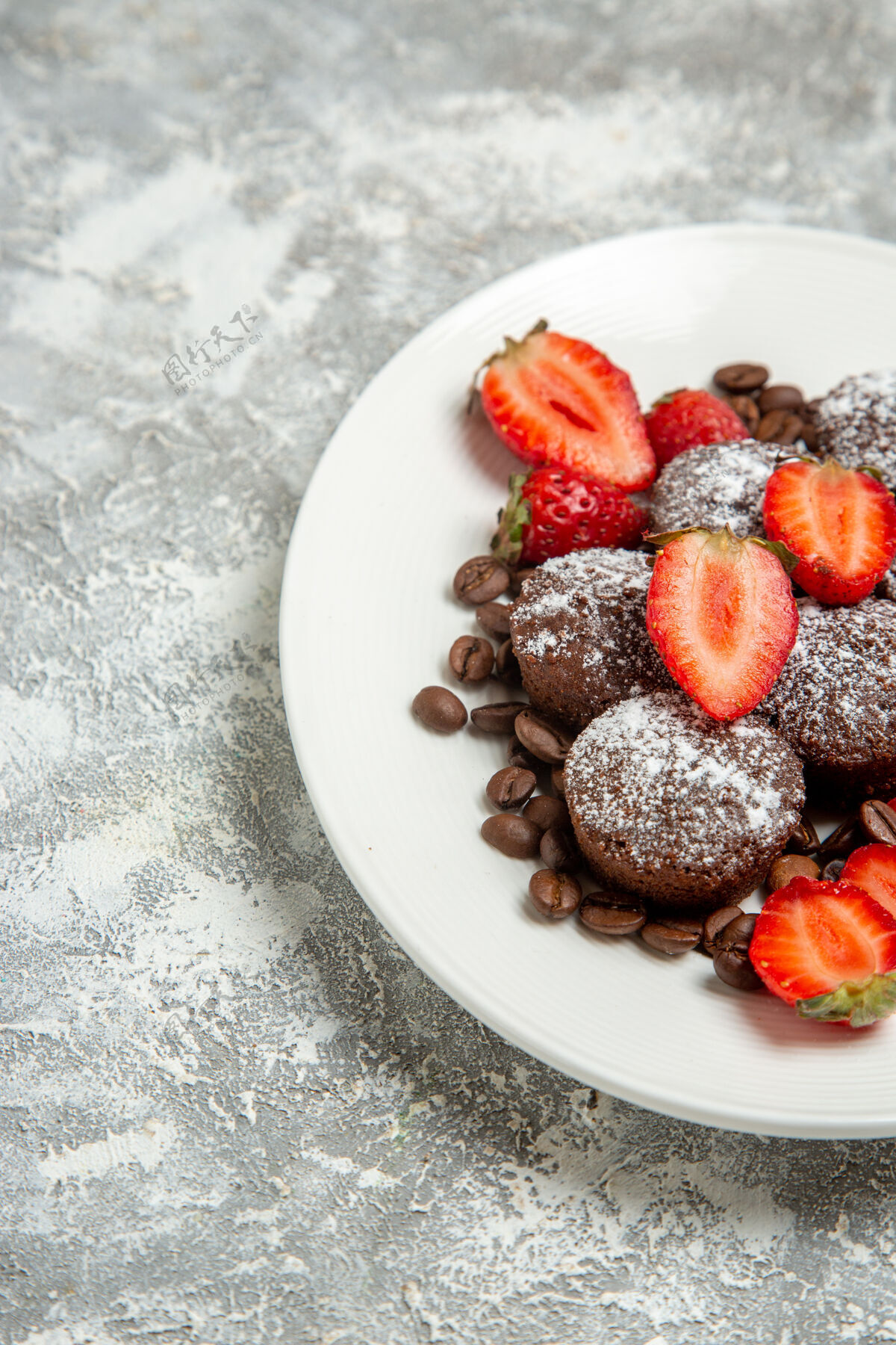 生的俯瞰美味的巧克力蛋糕和新鲜草莓在白色表面饼干糖蛋糕甜茶饼干草莓黑莓蛋糕